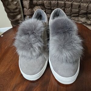Steve Madden Pom Pom sneakers, Sz 10